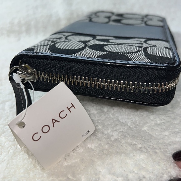 NWT Coach Credit Card Wallet. - Picture 4 of 6